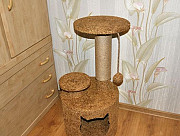 Круглый домик для кошек с когтеточкой коричневый Красноярск