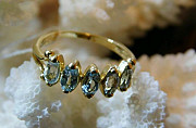 Золотое кольцо с голубыми топазами 585 проба Москва