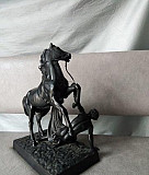 Скульптура из чугуна "Конь с упавшим всадником" Ангарск