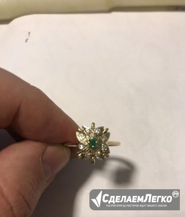 Золотое кольцо с бриллиантами и изумрудом Ижевск - изображение 1