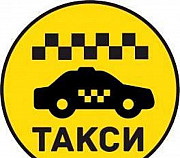 Водитель такси на автомобиле компании Санкт-Петербург
